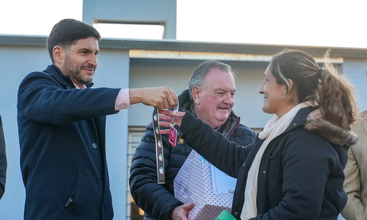 Pullaro y Michlig recorrieron y habiltaron obras en C. Bossi y en 2 Rosas y La legua e inauguraron 24 viviendas en Suardi