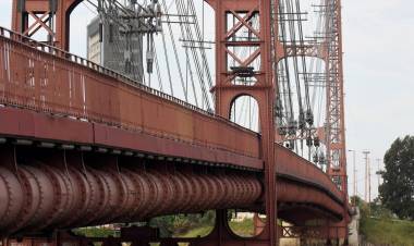 El pintor del “Rojo Candioti”: la historia del santafesino que vistió de gala al Puente Colgante