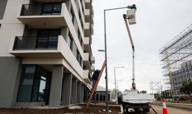 Avanza la colocación de más de 400 nuevas luminarias led en la Villa Olímpica y el Parque Héroes de Malvinas