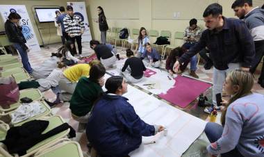Estudiantes transforman sus reflexiones sobre salud mental en murales colectivos