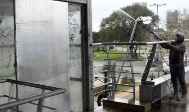 La Municipalidad avanza con tareas de limpieza y puesta en valor en el entorno del Parque Alberdi