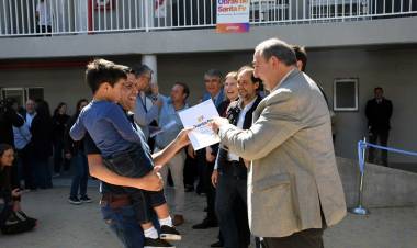 Poletti participó de la entrega de 54 casas en barrio Villa Setúbal