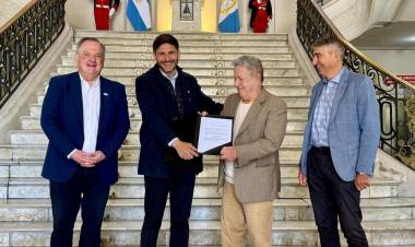 El gobernador Pullaro recibió al expresidente Eduardo Duhalde