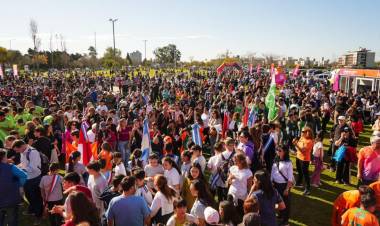 Una llama, el río, cinco deportistas y una ciudad: Así fue el paso de la Antorcha por Baigorria