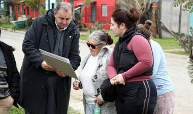 Familias de barrio Centenario renuevan los frentes de sus viviendas junto a la Municipalidad