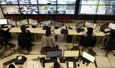 El Centro de Monitoreo Municipal colaboró con el 911 para detener a dos hombres tras un robo en pleno centro