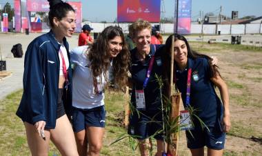 “Un árbol por atleta”: el Municipio y las delegaciones plantaron un legado ambiental en Santa Fe