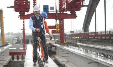 Pullaro recorrió el nuevo puente Santa Fe-Santo Tomé, que ya tiene un avance del 74 %