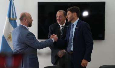 Pullaro entregó a la Municipalidad de Santa Fe un aporte para adquirir una planta asfáltica que genera 50 toneladas de asfalto por hora