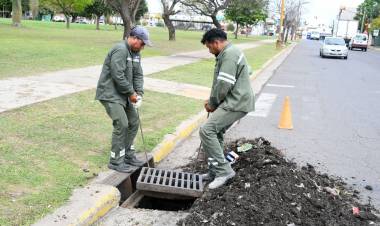 El Municipio refuerza las tareas de limpieza y desobstrucción del sistema de desagüe de la ciudad