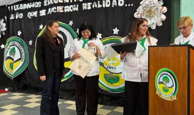 Calvo reconoció la trayectoria de la Escuela "Ángela Peralta Pino" de Rafaela