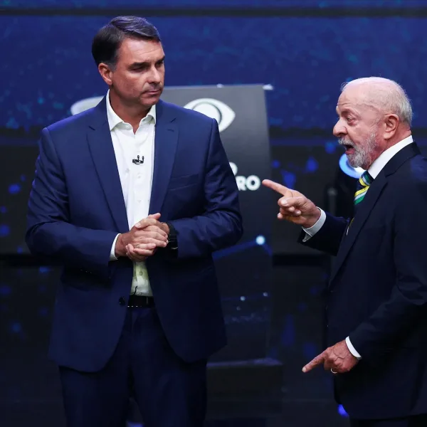 Lula y Flávio Bolsonaro cruzaron acusaciones y llevaron a la Argentina al centro del debate presidencial brasileño