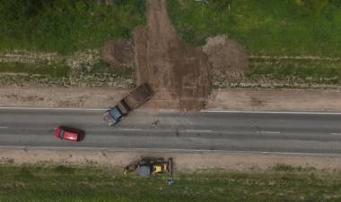 Prevención ante “El Niño”: Provincia realiza correcciones en la defensa de la Ruta 1, entre Helvecia y Saladero Cabal