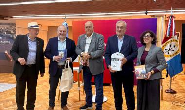 Calvo acompañó la presentación  de la obra "La Argentina de los barcos" en Buenos Aires