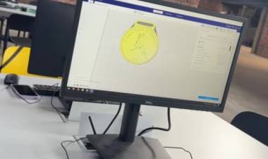 Tecnoteca y «Nosotras a la Cancha»: jóvenes diseñan e imprimen 300 medallas en 3D para el fútbol femenino