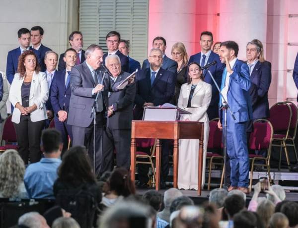 Autoridades de los tres poderes, representantes de la sociedad civil y vecinos ya juraron la nueva Constitución de la Provincia