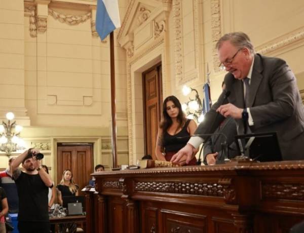 En el marco de la nueva Constitución Provincial Felipe Michlig fue reelecto como Presidente Provisional del Senado