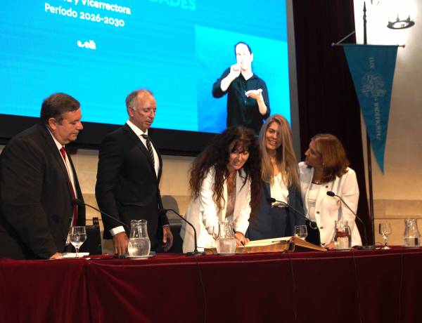 Asumió Laura Tarabella, primera rectora mujer en la historia de la UNL