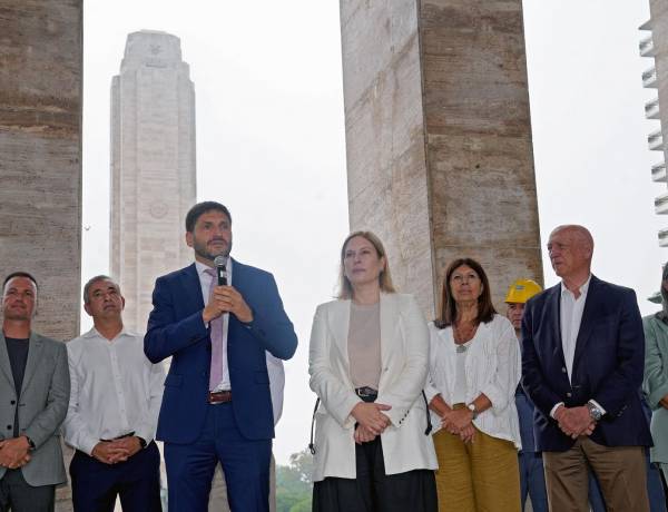 Monumento a la Bandera: Pullaro firmó el convenio y la Provincia terminará con fondos propios lo que Nación frenó