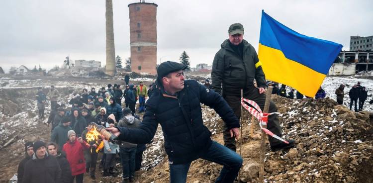Guerra Rusia-Ucrania: con bombas molotov, erizos checos y clases de tiro, así se prepara la resistencia civil a la invasión