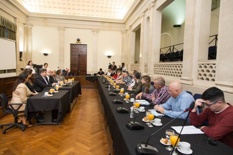 Analizaron la problemática del servicio de transporte interurbano Santa Fe - Paraná