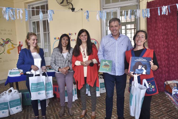 Promover la lectura: La Municipalidad entregó libros en 14 escuelas públicas