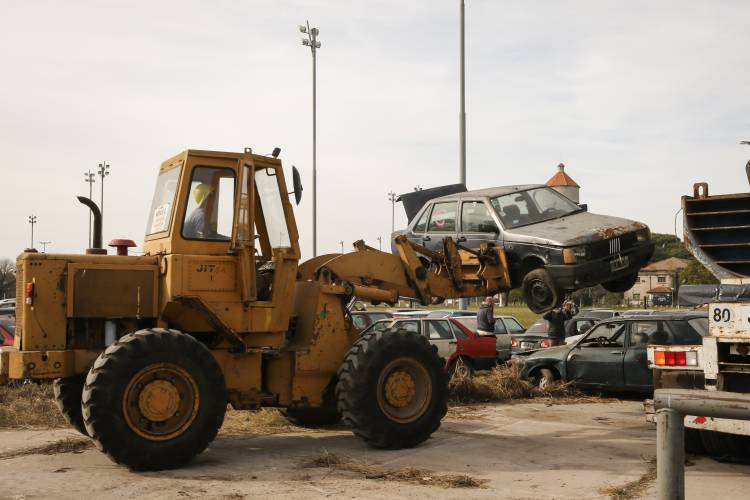 La provincia inició la compactación de cerca de 100 vehículos decomisados