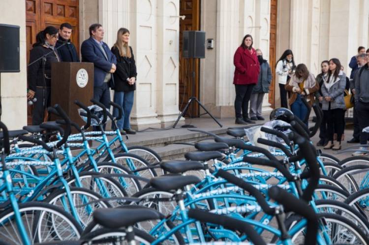 En bici a la UNL: 40 estudiantes recibieron su beca de movilidad
