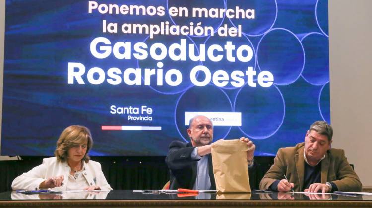Perotti encabezó la presentación de ofertas para la histórica ampliación del Gasoducto Gran Rosario