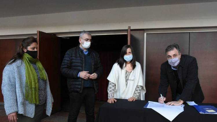 Gobiernos locales firmaron convenios con la provincia para la protección de la niñez
