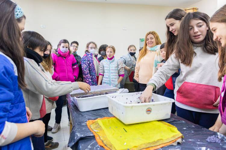 Se desarrollaron talleres de reciclaje de papel en escuelas de la UNL