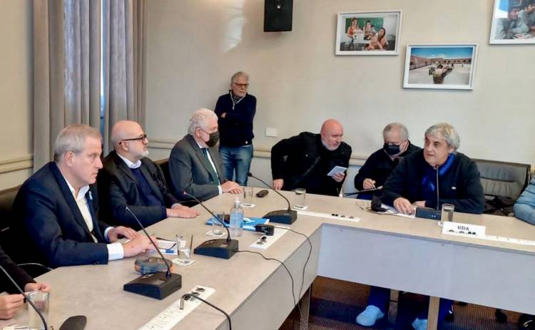 UDA explicó que "se renegoció un 70% para el salario inicial docente para todo el país"