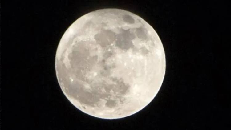 Por qué a veces la Luna se ve rosa y más grande