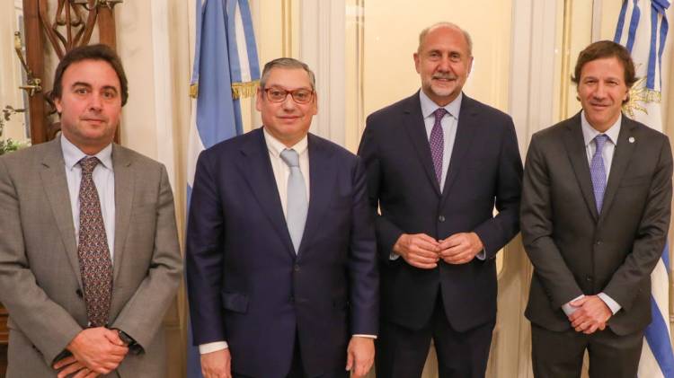 Perotti mantuvo una reunión de trabajo con el embajador de Uruguay