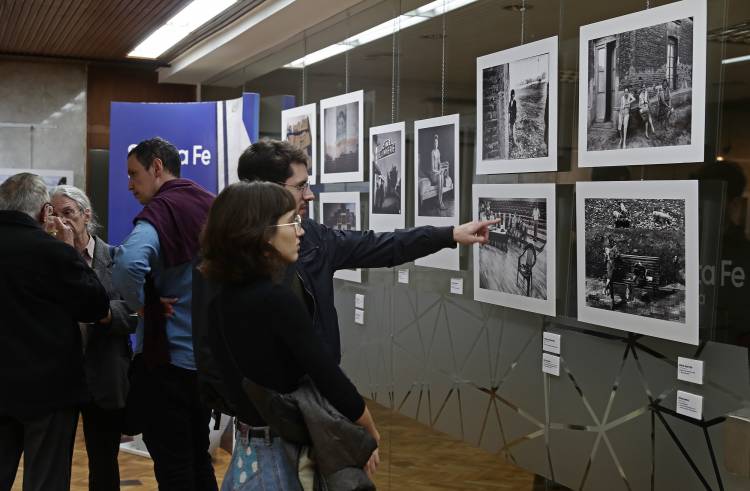 La provincia inauguró en Buenos Aires la muestra fotográfica “Presencialidades”