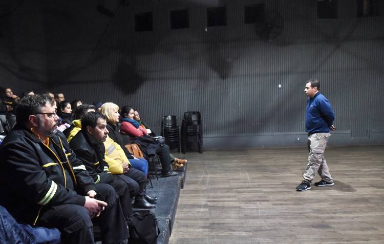 Personal municipal se capacita en el manejo de sustancias peligrosas