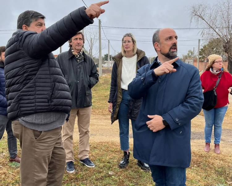 ENaCom: José Corral recorrió la obra para dotar de fibra óptica a barrio Las Vegas en Santo Tomé