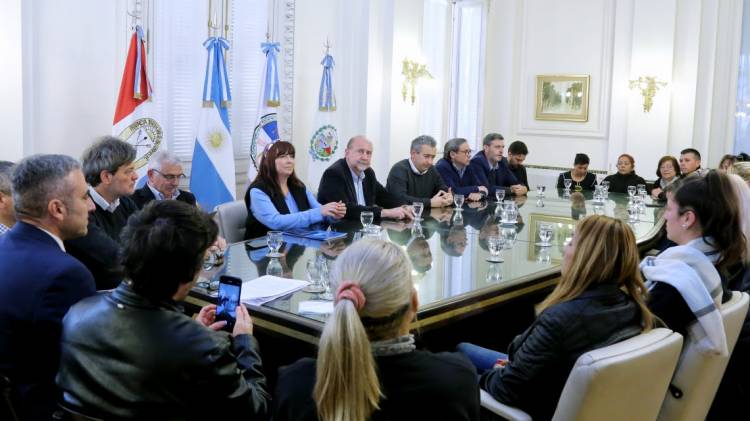 Perotti y Javkin se reunieron con familiares de víctimas de hechos de violencia para coordinar trabajo conjunto
