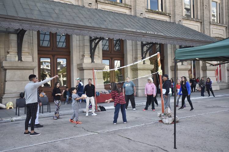 La explanada de la Estación Belgrano se llenó de baile y deportes