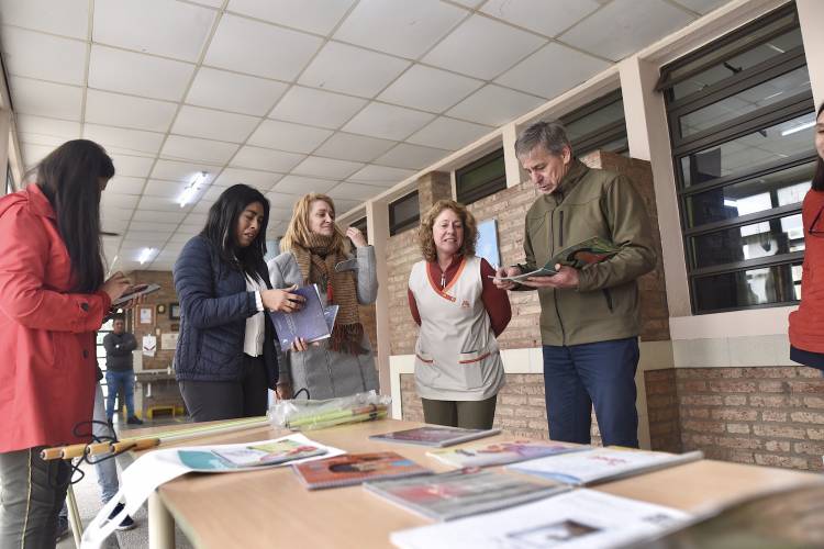 La Municipalidad entregó material didáctico a alumnos de la escuela Manzitti