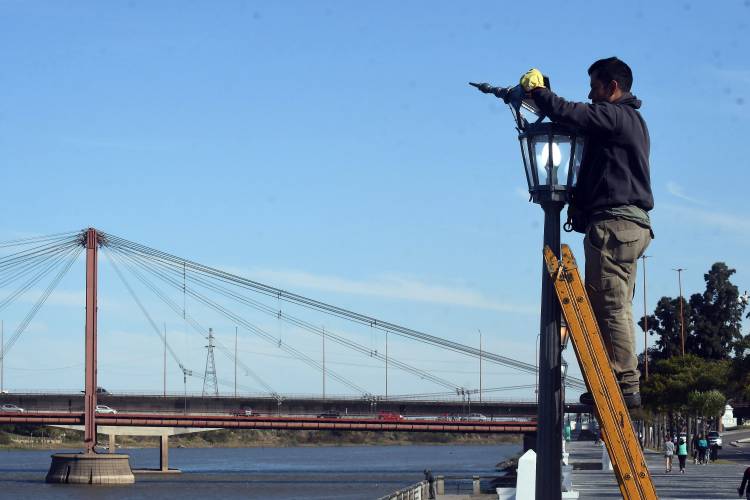 El plan de iluminación avanza en la Costanera Oeste