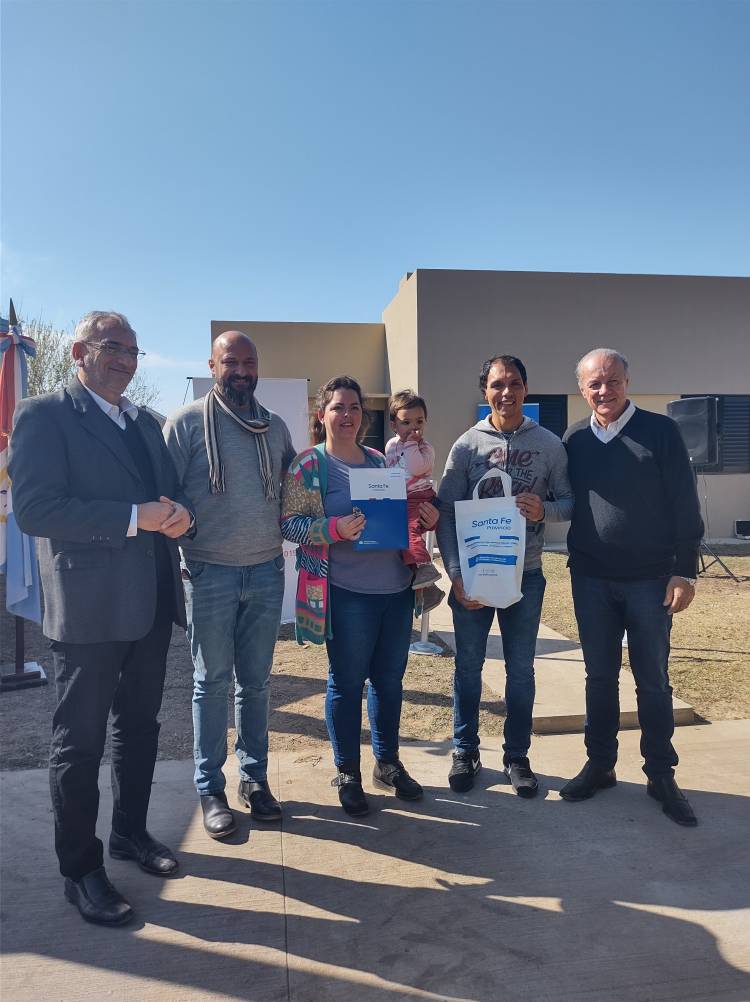 El gobierno provincial entregó viviendas en el dpto. Castellanos