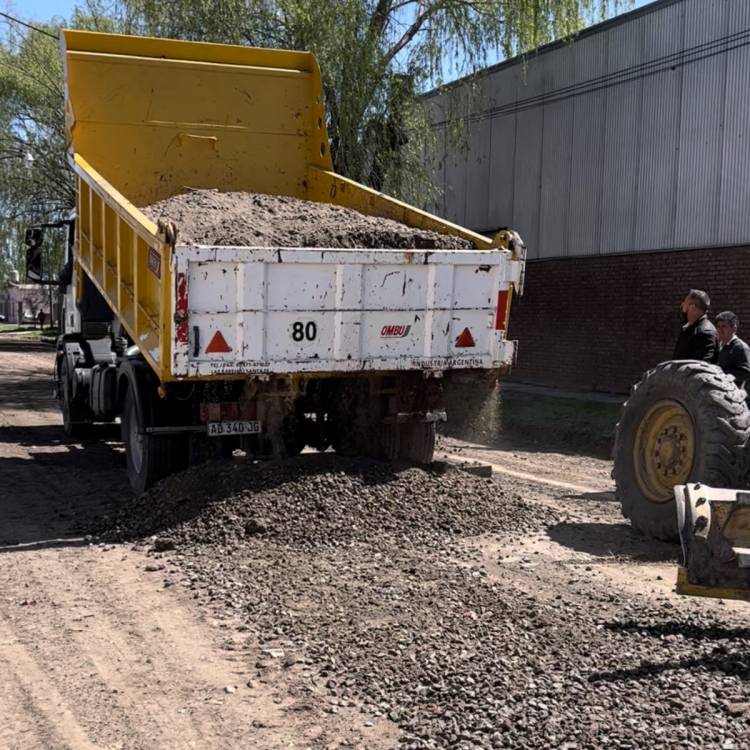 Trabajos de ripiado en barrio Santa Marta