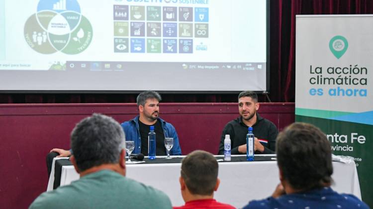 La provincia presentó el Plan Renovable en Llambi Campbell y entregó boyeros solares a productores locales
