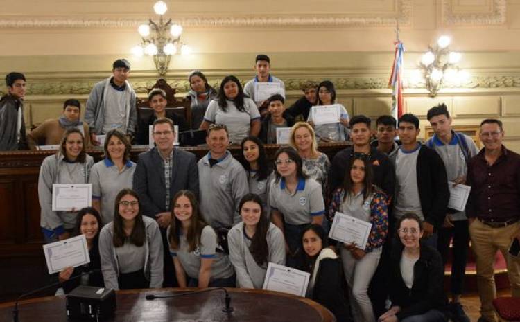 Estudiantes secundarios de Colonia Dolores y San Martín Norte fueron recibidos por Borla en el Senado 