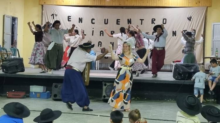 100 aniversarios de la Escuela N° 462 de Moisés Ville y 1° Edición del Canto y Danzas Folclóricas en Ambrosetti