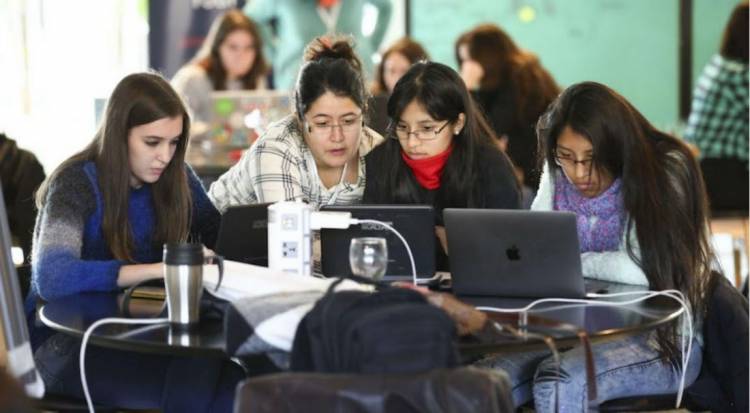8M: impulsan un programa para prevenir la violencia digital y reducir la brecha de género en el mercado laboral