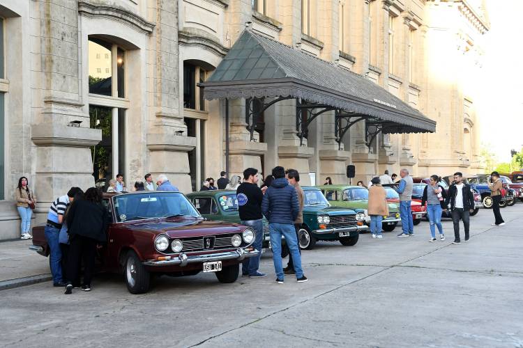 Santa Fe Capital organiza la segunda Muestra de autos clásicos