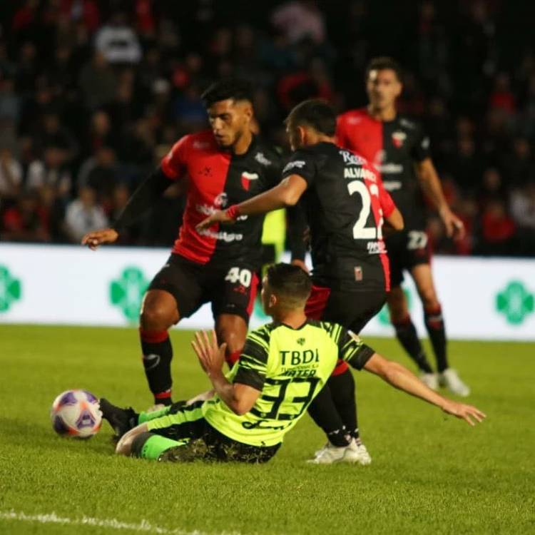 Colón, de flojo partido, no pudo con Barracas Central en Santa Fe