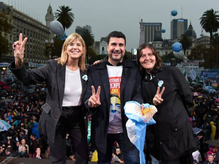 Marcos Cleri, Alejandra Obeid y Alejandra Rodenas en la plaza de Mayo